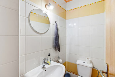 7 bathroom.jpg