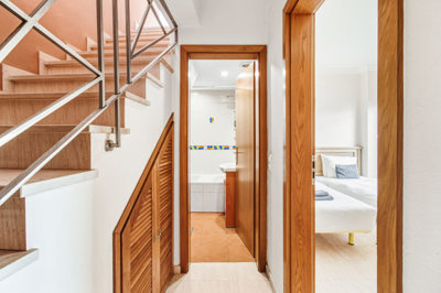 8 hallway.jpg