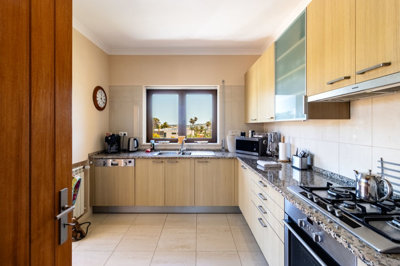 2 KITCHEN (1).jpg