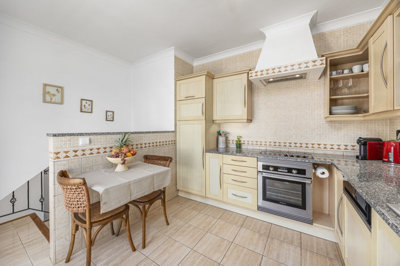 kitchen 2.jpg