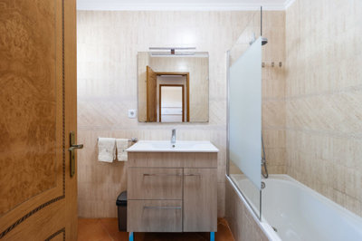 4 bathroom.jpg