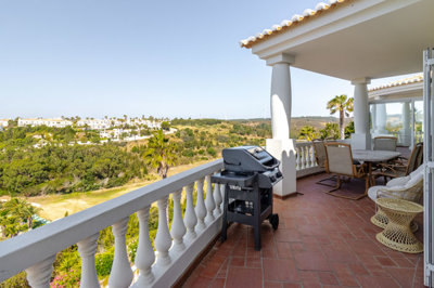 4 BALCONY (1).jpg