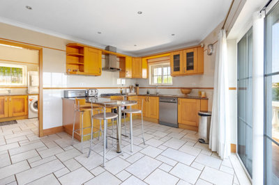 2 KITCHEN (1).jpg