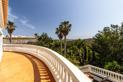 1 LIVING ROOM BALCONY.jpg