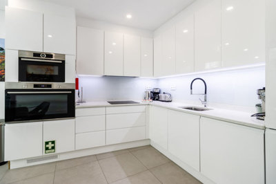 2 KITCHEN (2).jpg