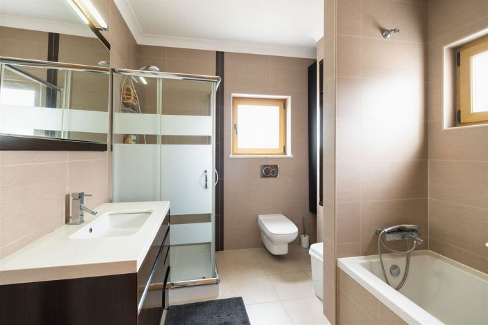 Image No.28-3 Bed Commercial for sale
