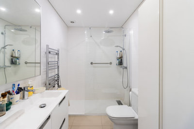 4 BATHROOM (2).jpg