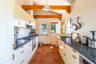2 KITCHEN (2).jpg
