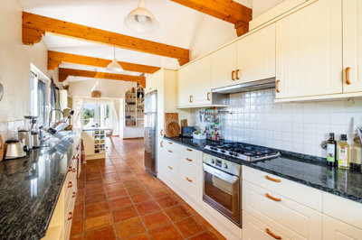 2 KITCHEN (3).jpg