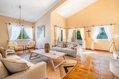 1 LIVING ROOM (2).jpg