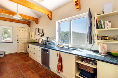 2 KITCHEN (1).jpg