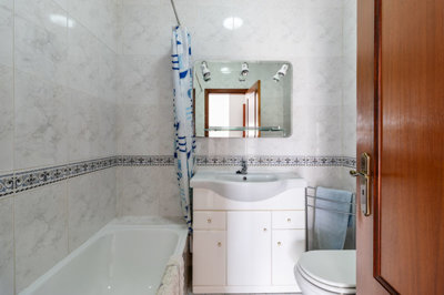 4 BATHROOM.jpg