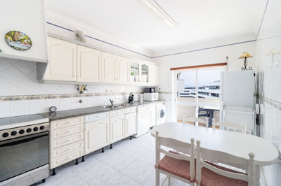 2 KITCHEN (1).jpg