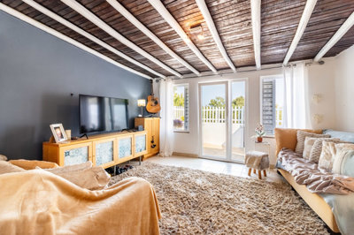 4 living room (1).jpg