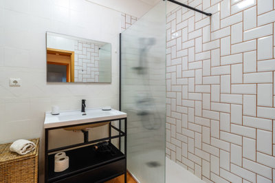 5 BATHROOM (2).jpg