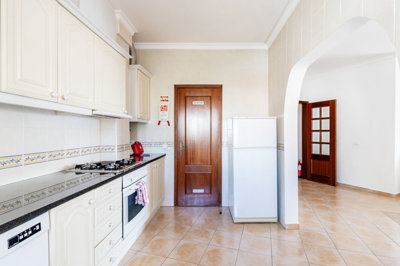 2 kitchen (2).jpg