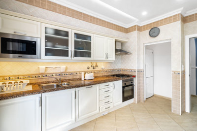 2 KITCHEN (2).jpg
