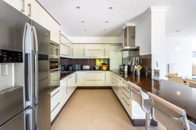2 kitchen (2).jpg