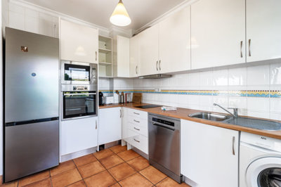3 KITCHEN (2).jpg