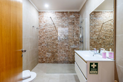 5 BATHROOM.jpg