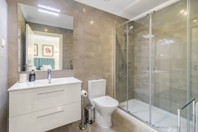 5 BATHROOM.jpg