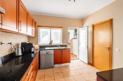 3 KITCHEN (2).jpg