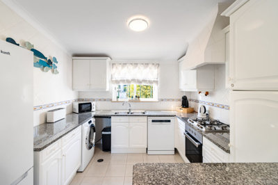 3 kitchen.jpg