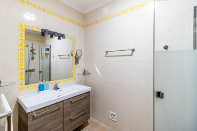 7 BATHROOM (1).jpg