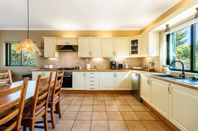 1 KITCHEN (1).jpg