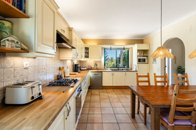 1 KITCHEN (2).jpg