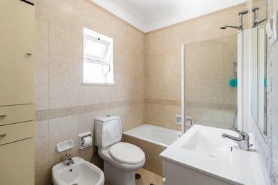 10 BATHROOM.jpg