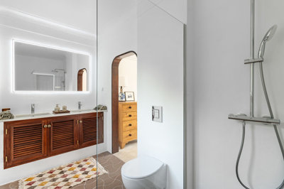 3 BATHROOM.jpg