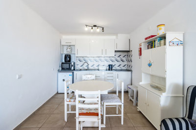 2 kitchen (2).jpg
