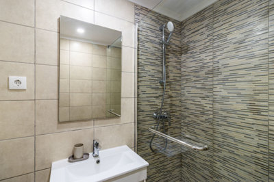 4 bathroom.jpg