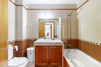 6 bathroom.jpg
