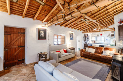 1 LIVING ROOM (2).jpg