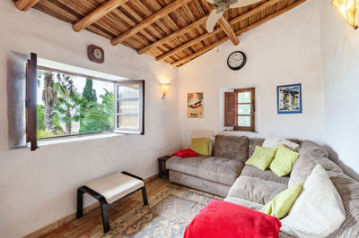 2.1 SMALL LIVING ROOM (1).jpg