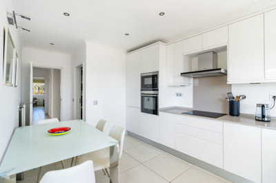 3 KITCHEN (2).jpg