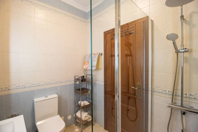 Bathroom_a.jpg