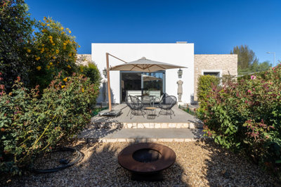 15 side garden (2).jpg