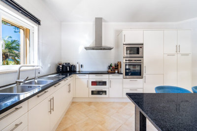 2 KITCHEN (2).jpg