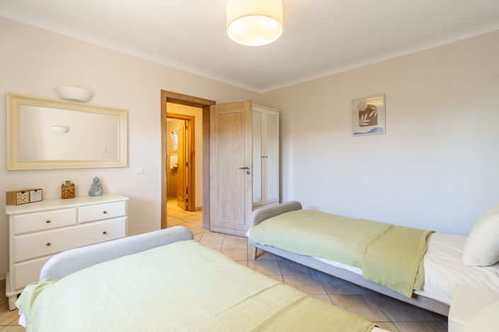 Image No.12-9 Bed Property for sale