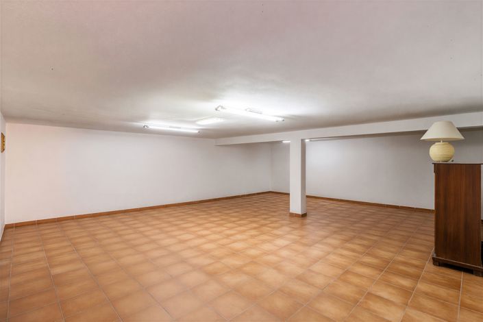 Image No.38-9 Bed Property for sale