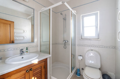 5 GUEST BATHROOM.jpg