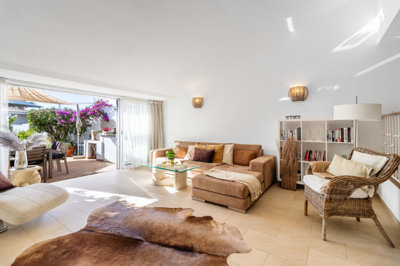 1 LIVING ROOM (2).jpg
