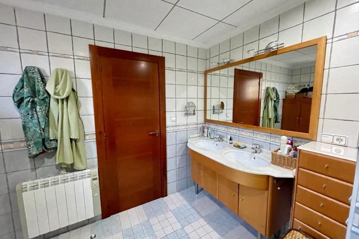 Image No.30-4 Bed Country Property for sale