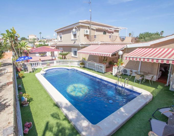 Image No.1-5 Bed Property for sale