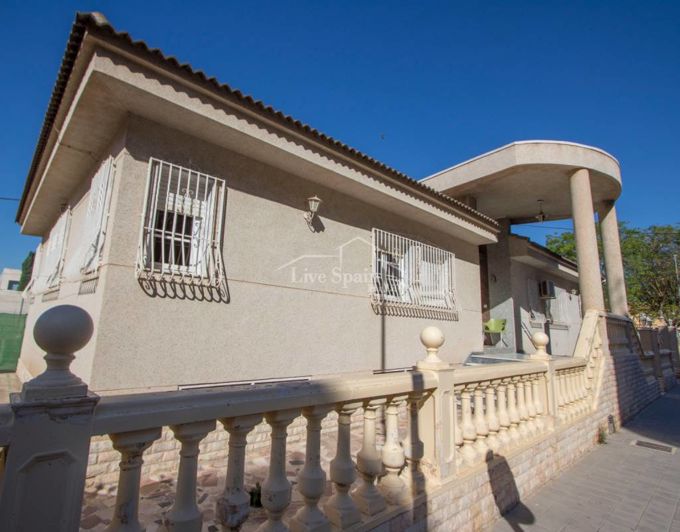Image No.1-5 Bed Townhouse for sale