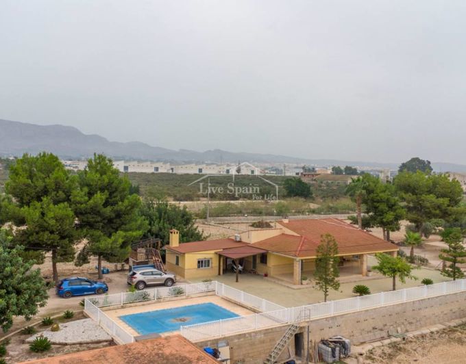 Image No.1-4 Bed Country Property for sale