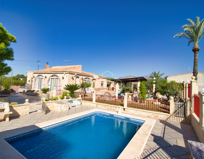 Image No.1-4 Bed Country Property for sale